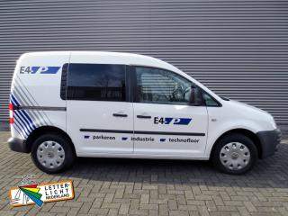 Autobelettering VW Caddy, snijtekst met biezen.